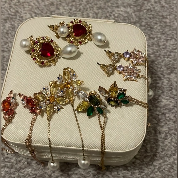 Earring bundle - Picture 1 of 1